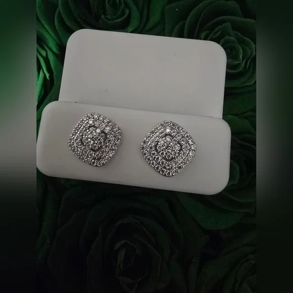 Moissanite 0.68 ct - Elegant 925 Sterling Silver Stud Earrings - Picture 5 of 8